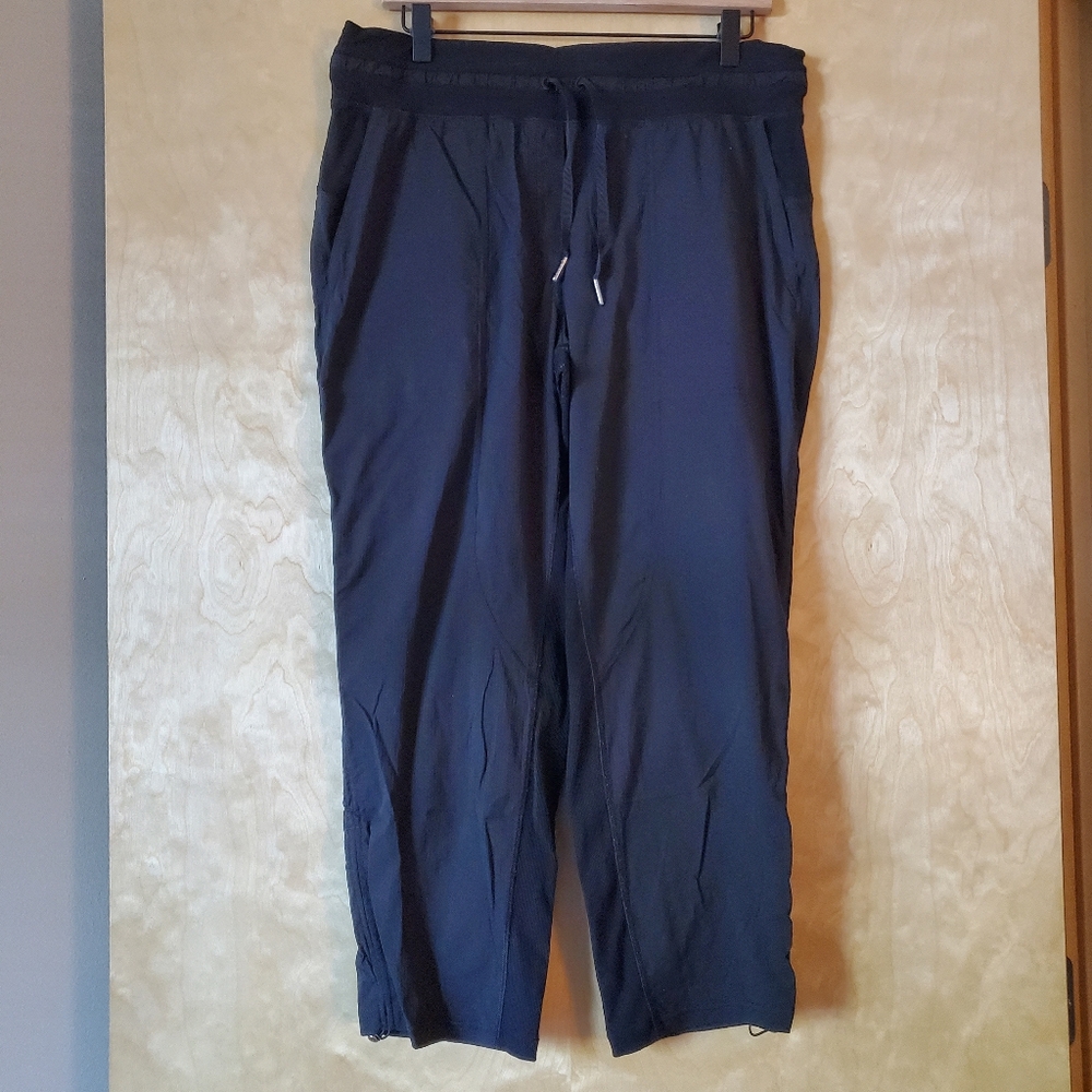 Lululemon Dance Studio Crop *25" black size 10